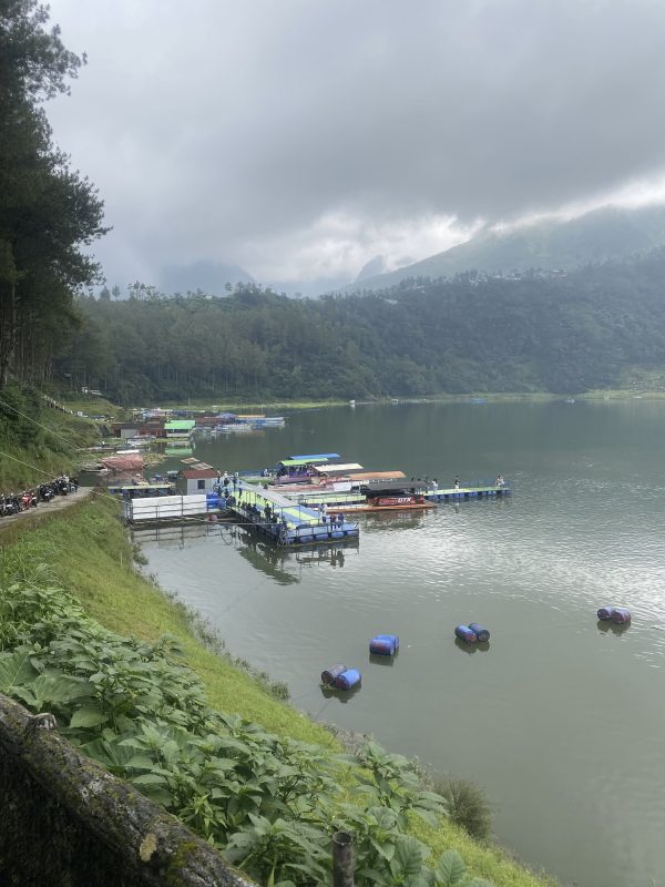 Wisata Perahu di Telaga Menjer Dieng – Pengalaman Liburan Keluarga yang Berkesan