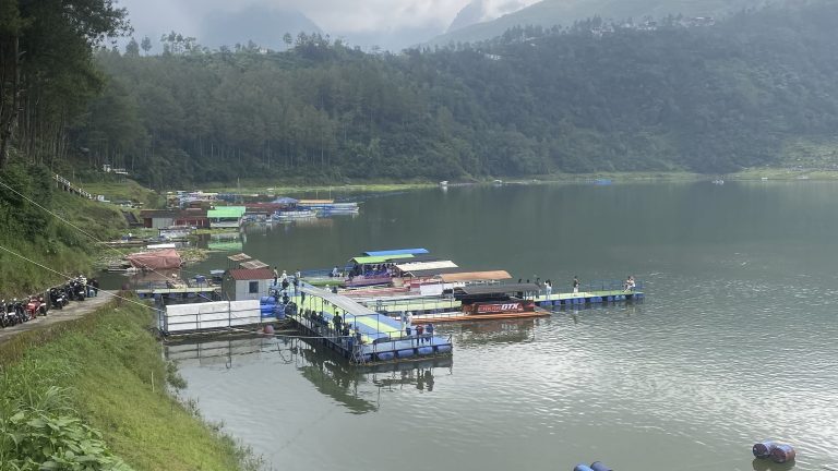 Wisata Perahu di Telaga Menjer Dieng – Pengalaman Liburan Keluarga yang Berkesan