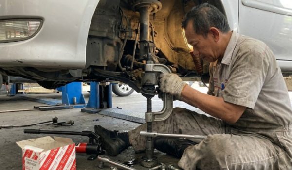 Penyebab Mobil Ngejedug Saat Digas dan Direm – Pengalaman Ganti Karet Bushing Arm